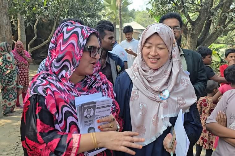 কুষ্টিয়ায় ভোটের প্রচারণায় বিদেশি বধূ