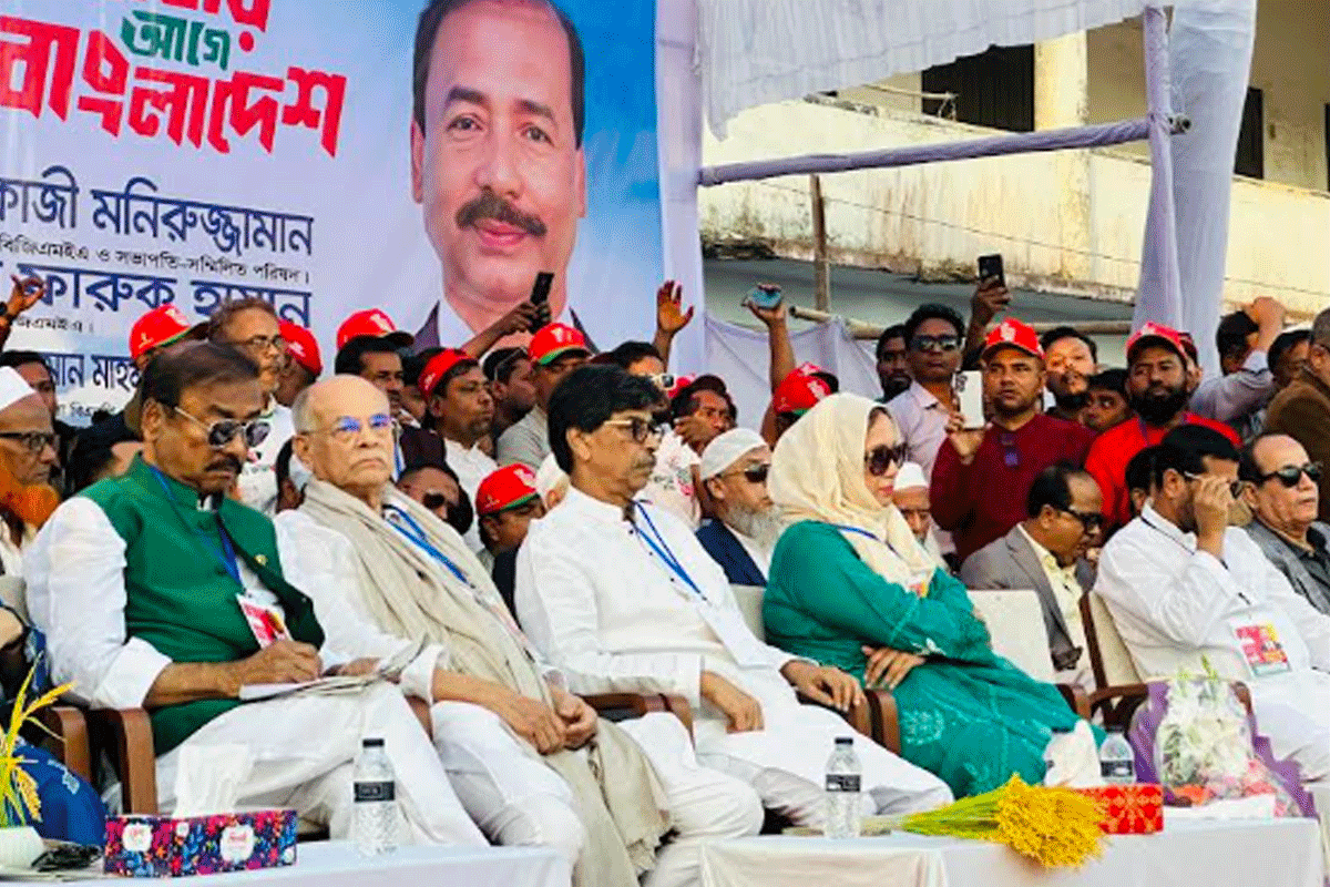 ধানের শীষকে জয়ী করতে একই মঞ্চে বিদ্রোহী ও বিএনপির প্রার্থী