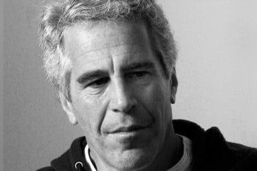 এপস্টেইন কাণ্ডে ৩০ লাখ নথি প্রকাশ, আসলে কী লুকানো ছিল?