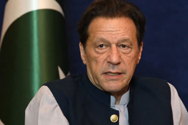 ইমরান খান কি অন্ধ হয়ে যাচ্ছেন