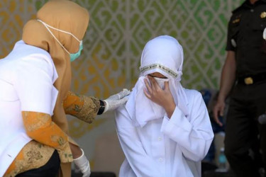 ইন্দোনেশিয়ায় যুগলকে জনসমক্ষে ১৪০ বেত্রাঘাত, তরুণী অজ্ঞান