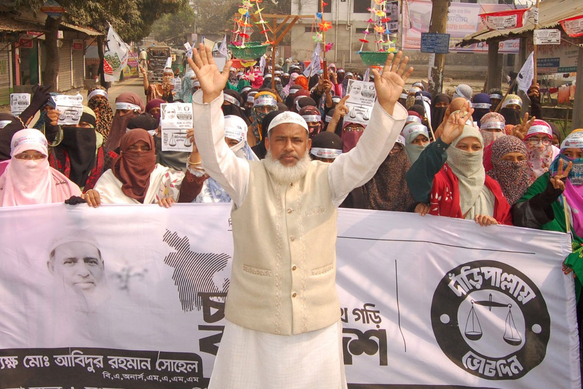 বগুড়া-৬ আসনে জামায়াত প্রার্থীর পক্ষে মহিলা জামায়াতের মিছিল