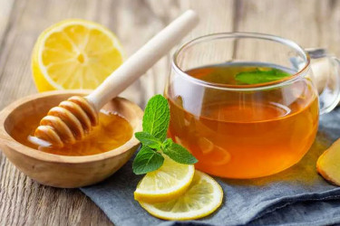 সকালে কুসুম গরম পানিতে মধু খাচ্ছেন? জেনে নিন উপকারিতা