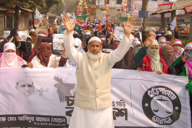 বগুড়া-৬ আসনে জামায়াত প্রার্থীর পক্ষে মহিলা জামায়াতের মিছিল
