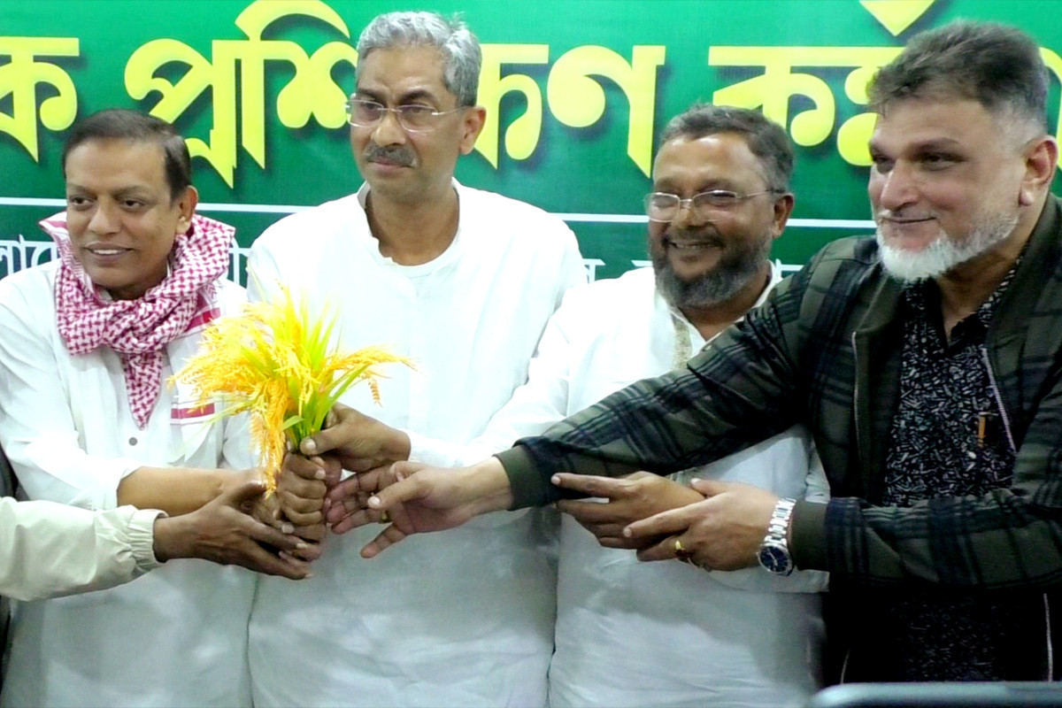 বিএনপির প্রার্থীকে সমর্থন দিয়ে নির্বাচন থেকে সরে দাঁড়ালেন স্বতন্ত্র প্রার্থী