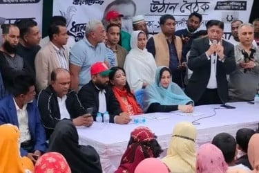 কড়াইল বস্তিতে উঠোন বৈঠকে কোকোর স্ত্রী