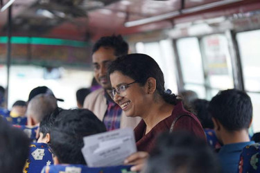 পাবলিক বাসে তাসলিমা আখতারের প্রচারণা