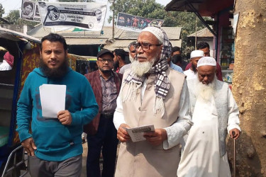 ছাত্রের নির্বাচনী প্রচারণায় মাঠে নামলেন শিক্ষক