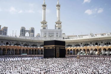 যে কারণে ১৮০০ বিদেশি ওমরাহ এজেন্সির চুক্তি স্থগিত করলো সৌদি আরব