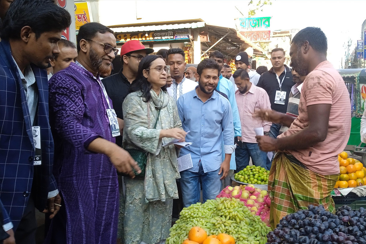 স্বামী-সন্তানকে নিয়ে বাবার জন্য ভোট চাইলেন মুশফিকুর রহমানের মেয়ে