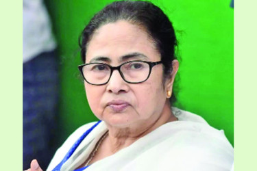 ঘরোয়া কাপড় পরে দিল্লির রাস্তায় মমতা