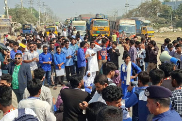 বিএসসি ডিগ্রিধারীদের কোটা বাতিলের দাবিতে নরসিংদীতে মহাসড়ক অবরোধ