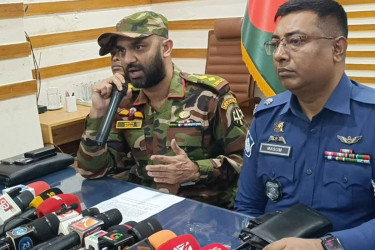 মানিকগঞ্জে যৌথবাহিনীর অভিযানে পাকিস্তানি রিভলবার ও ককটেল উদ্ধার