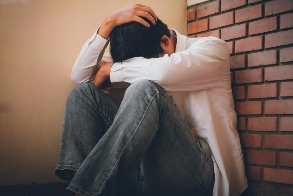 মানসিক অবসাদ : কখন সতর্ক হওয়া জরুরি