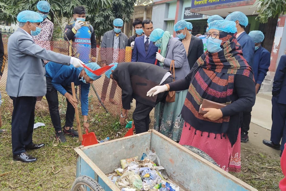 নীলফামারী সরকারি কলেজে বসুন্ধরা শুভসংঘের পরিষ্কার-পরিচ্ছন্নতা কর্মসূচি