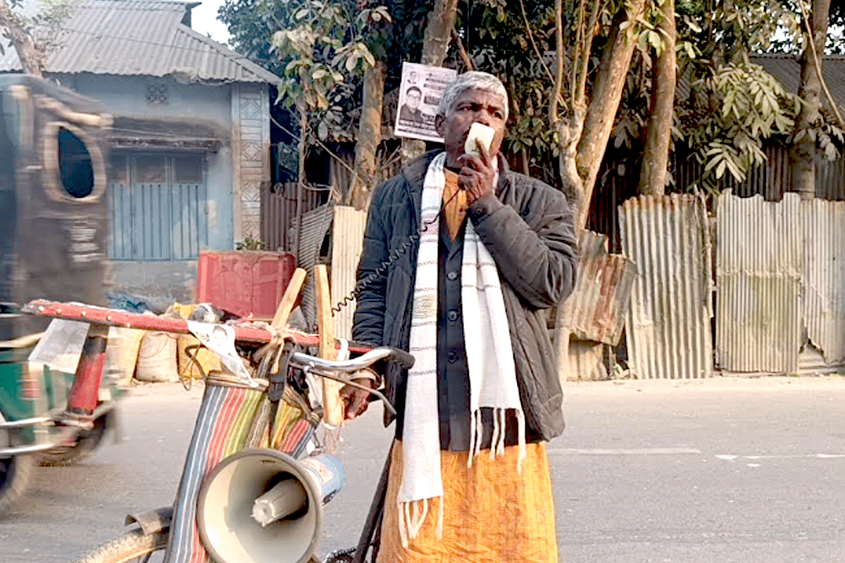 গাইবান্ধা-৩: সাইকেল চালিয়ে নিজেই প্রচারণায় আজিজার