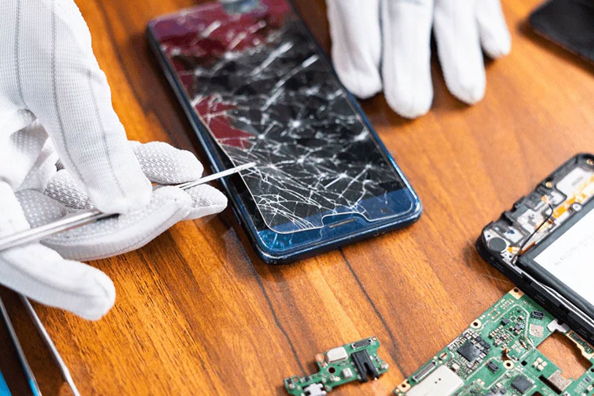 ফোন মেরামতের আগে সাবধান: অসাবধানতায় হতে পারেন ব্ল্যাকমেইলিংয়ের শিকার