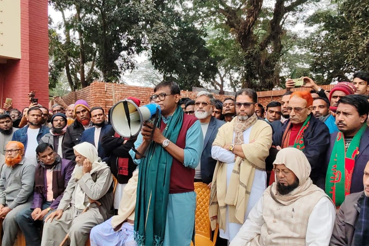 নানা প্রতিশ্রুতি নিয়ে ভোটারদের দ্বারে দ্বারে মাজেদ বাবু