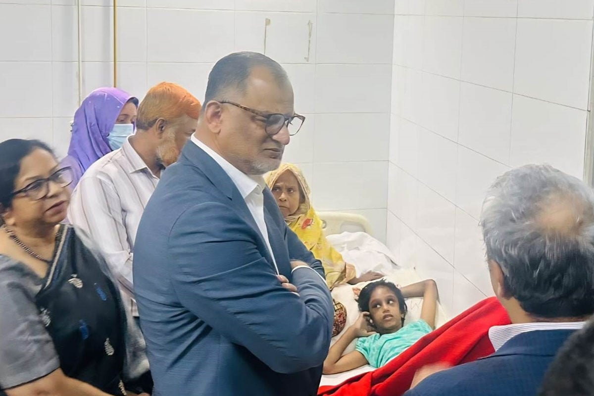 নির্যাতিত শিশু মোহনাকে দেখতে হাসপাতালে বাণিজ্য উপদেষ্টা