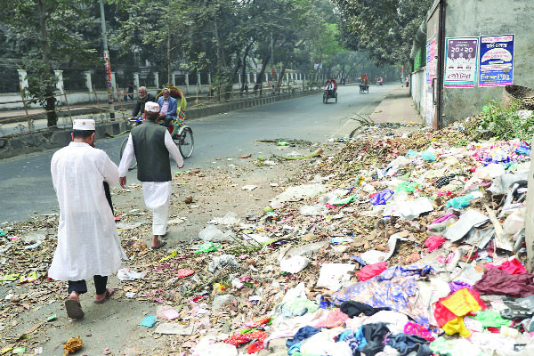 নাক চেপে হাঁটতে হয় ফুটপাতে