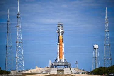 মার্চের আগে উড়ছে না নাসার চাঁদে মানুষ পাঠানোর মিশন