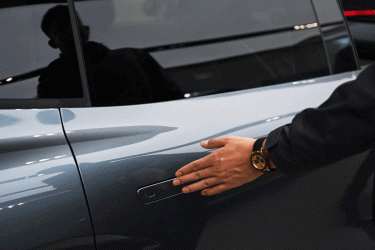 গাড়িতে লুকানো দরজার হাতল নিষিদ্ধ করছে চীন