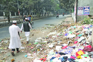 নাক চেপে হাঁটতে হয় ফুটপাতে