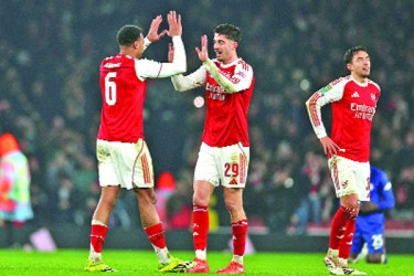লিগ কাপ জয়ের পথে আর্সেনাল