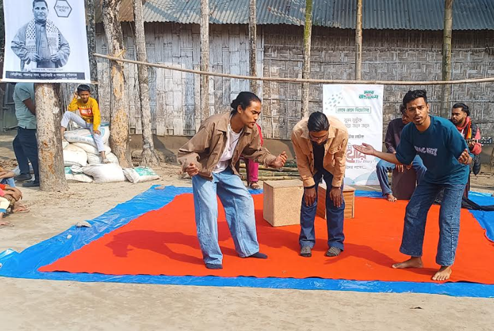 পথনাটকের মাধ্যমে বিএনপি প্রার্থীর প্রচারণা
