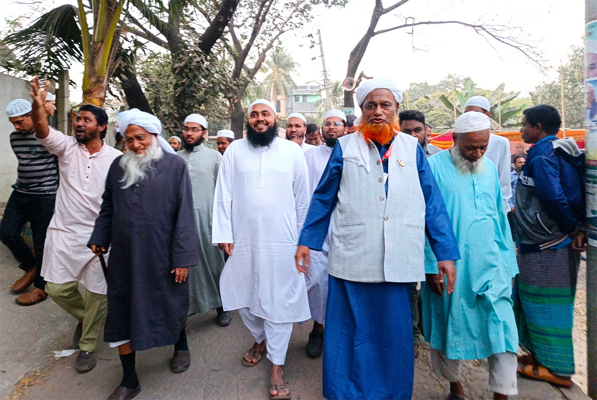 সিদ্ধিরগঞ্জে বটগাছ প্রতীকের নান্নু মুন্সীকে নিয়ে ভোট চাইলেন মধুপুর পীর