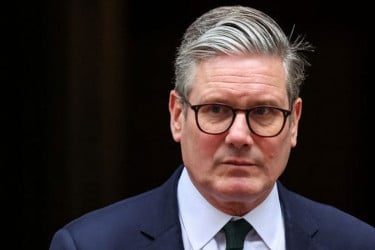 এপস্টেইন ঝড়ে টালমাটাল ব্রিটেন, ক্ষমতা হারাতে পারেন স্টারমার