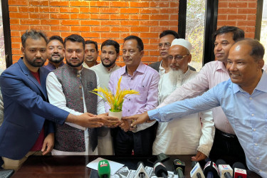 নারায়ণগঞ্জে ধানের শীষকে সমর্থন দিয়ে সরে দাঁড়ালেন গণঅধিকারের প্রার্থী