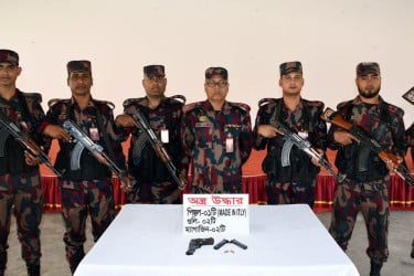 ছাগলনাইয়া সীমান্তে বিজিবির অভিযানে অস্ত্র উদ্ধার