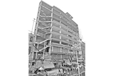 রাস্তায় বহুতল মার্কেট ভোগান্তি নগরবাসীর