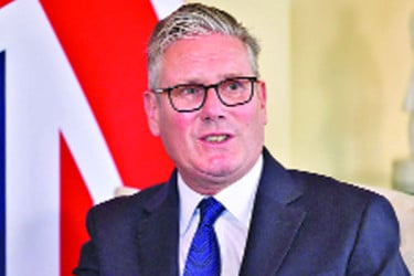 এপস্টেইন ঝড়ে টালমাটাল ব্রিটেন ক্ষমতা হারাতে পারেন স্টারমার