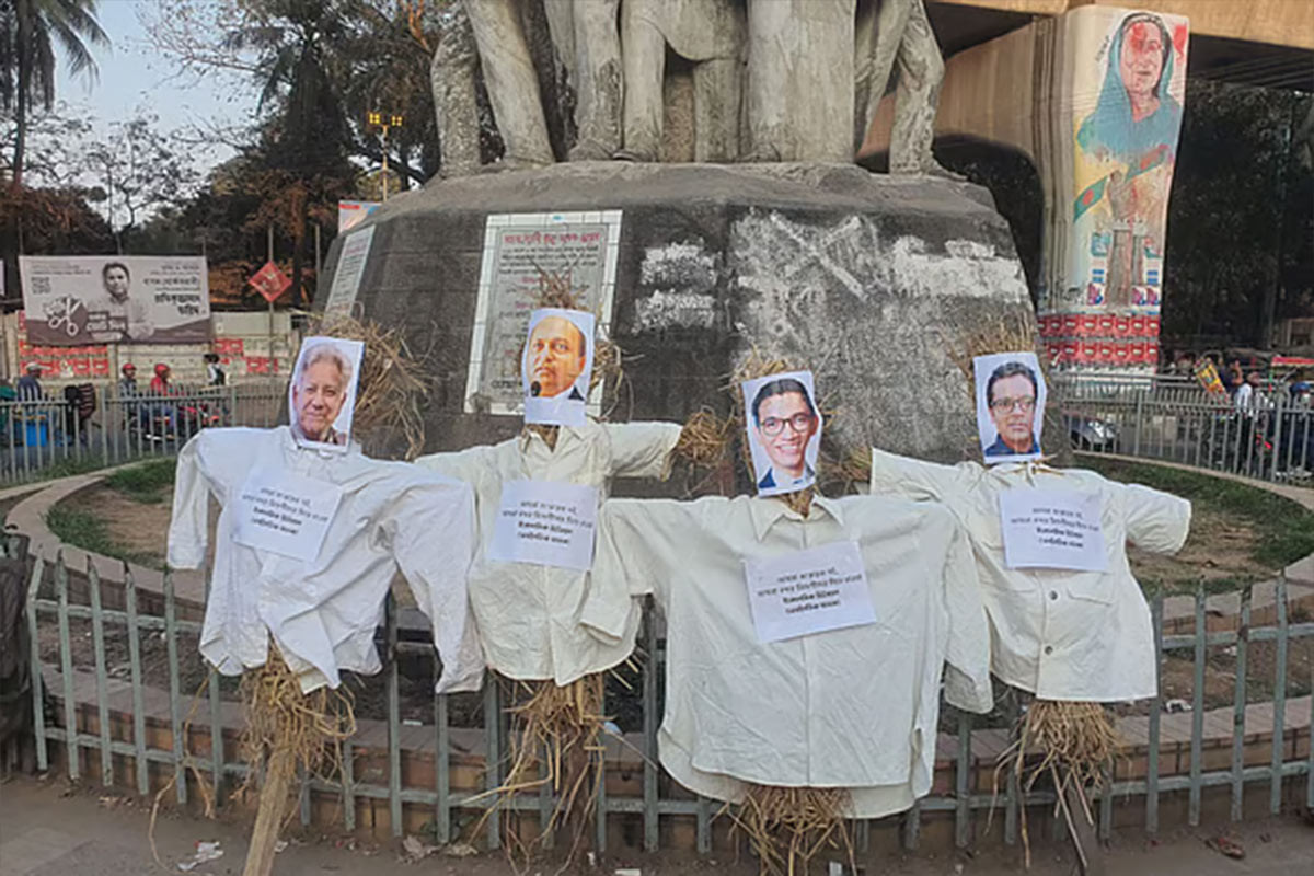 ঢাবিতে উপদেষ্টা সাখাওয়াত, বিডার আশিকসহ কয়েকজনের কুশপুত্তলিকা দাহ