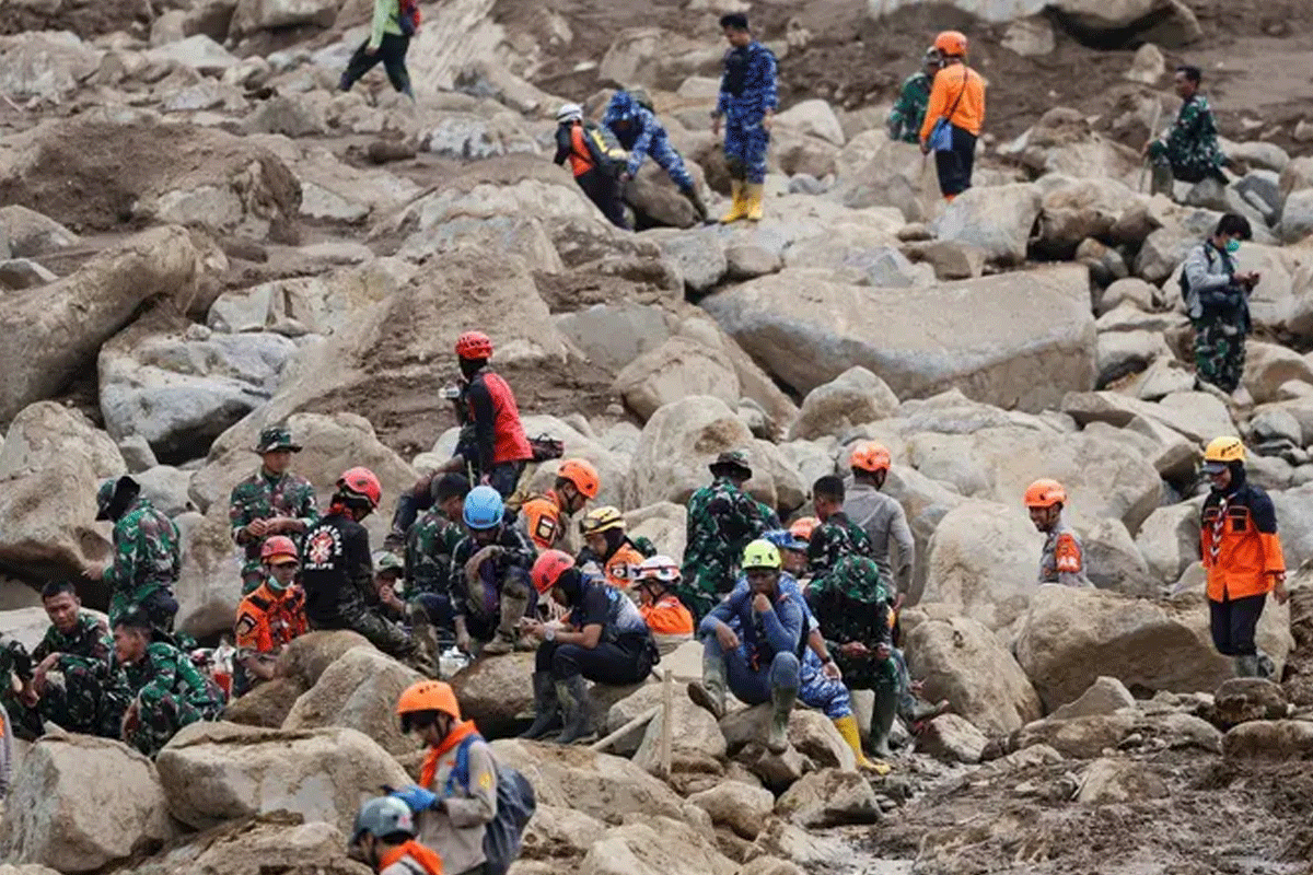 ইন্দোনেশিয়ায় ভূমিধসে মৃতের সংখ্যা বেড়ে ৭৪