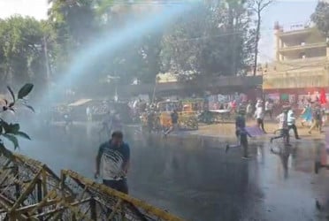 পে-স্কেলের গেজেট বাস্তবায়নের দাবিতে বিক্ষোভ, আন্দোলনকারীদের ওপর জলকামান নিক্ষেপ