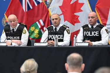 টরন্টোতে অপরাধ-দুর্নীতির অভিযোগে ৭ পুলিশ কর্মকর্তা গ্রেফতার