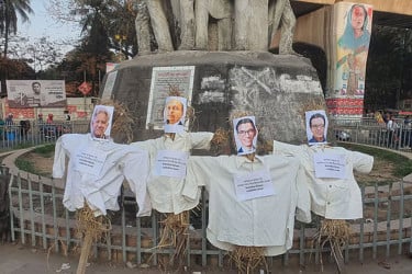 ঢাবিতে উপদেষ্টা সাখাওয়াত, বিডার আশিকসহ কয়েকজনের কুশপুত্তলিকা দাহ