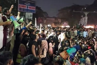 শাহবাগ অবরোধ করেছে ইনকিলাব মঞ্চ