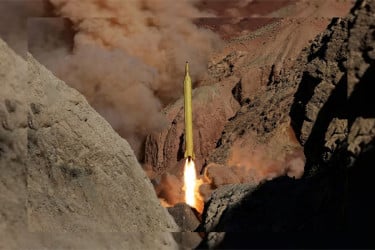 যুক্তরাষ্ট্রের সঙ্গে আলোচনার আগে নতুন ক্ষেপণাস্ত্র প্রকাশ্যে আনল ইরান