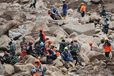 ইন্দোনেশিয়ায় ভূমিধসে মৃতের সংখ্যা বেড়ে ৭৪