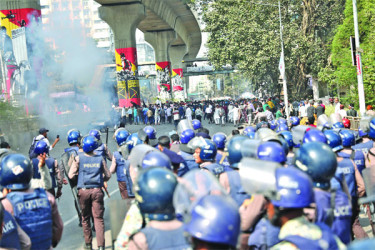 আন্দোলনকারীদের ওপর লাঠিচার্জ সাউন্ড গ্রেনেড