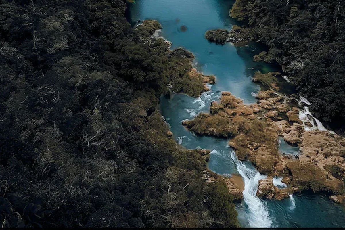 পাহাড়ের ভেতর দিয়ে নদী!