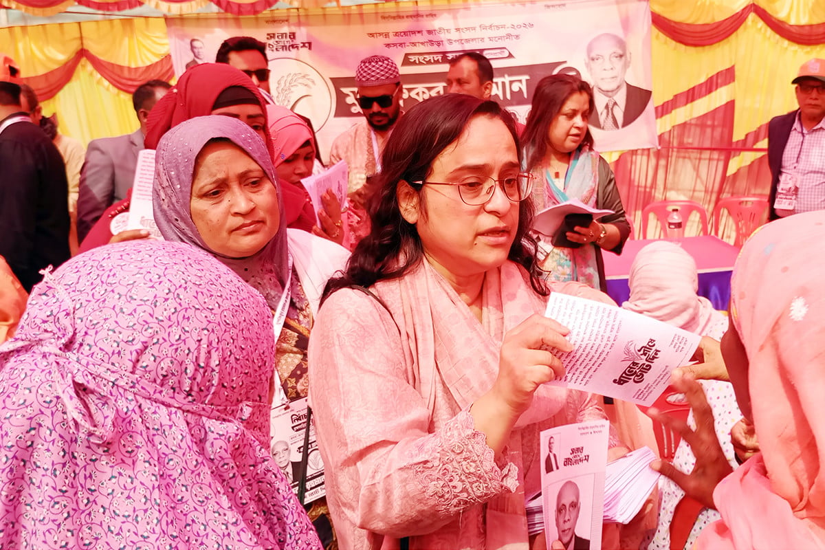 কসবায় বাবার পক্ষে ভোটের প্রচারণায় ব্যস্ত মেয়ে
