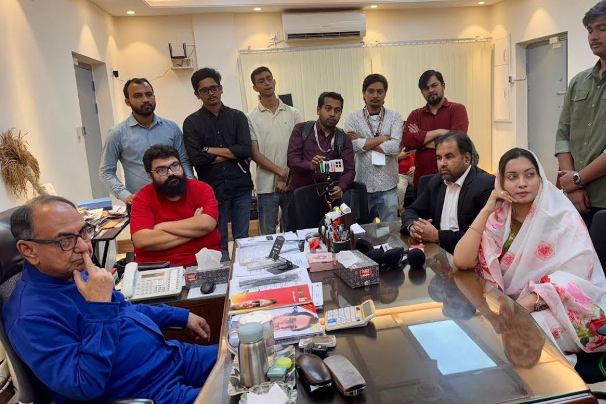 মির্জা আব্বাসের চায়ের দাওয়াতে অংশ নিলেন মেঘনা আলম