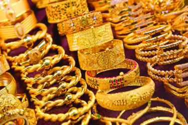 সোনার দাম কমছে