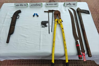 মুন্সীগঞ্জে দেশীয় অস্ত্রসহ শুটারগান-গুলি উদ্ধার