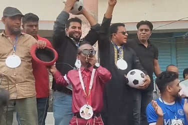 মুন্সীগঞ্জে নেচে গেয়ে স্বতন্ত্র প্রার্থীর পক্ষে ব্যতিক্রমী প্রচারণা